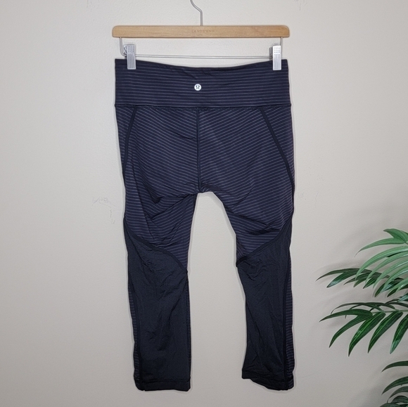 Lululemon | Conduit Crop Capri Leggings in Black Tonal Stripe - Picture 6 of 8